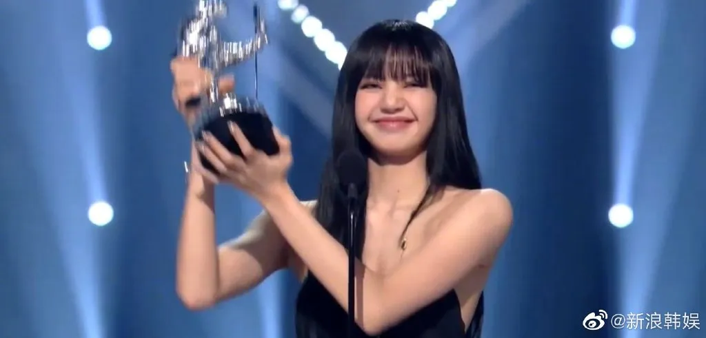 LISA获VMA最佳韩乐lisa图片 lisa的组合叫什么