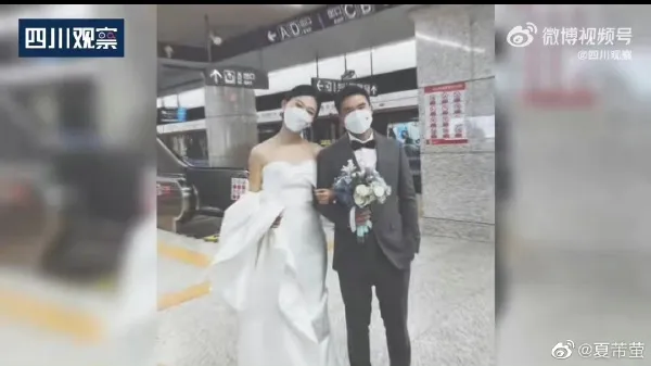 新人携手坐地铁参加婚礼 新人挤地铁参加婚礼 北京地铁婚礼