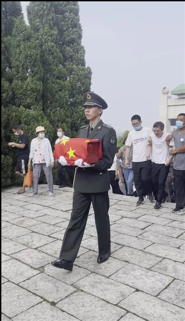 烈士李林雨安葬仪式  救人英雄李林雨今日长眠老家烈士陵园