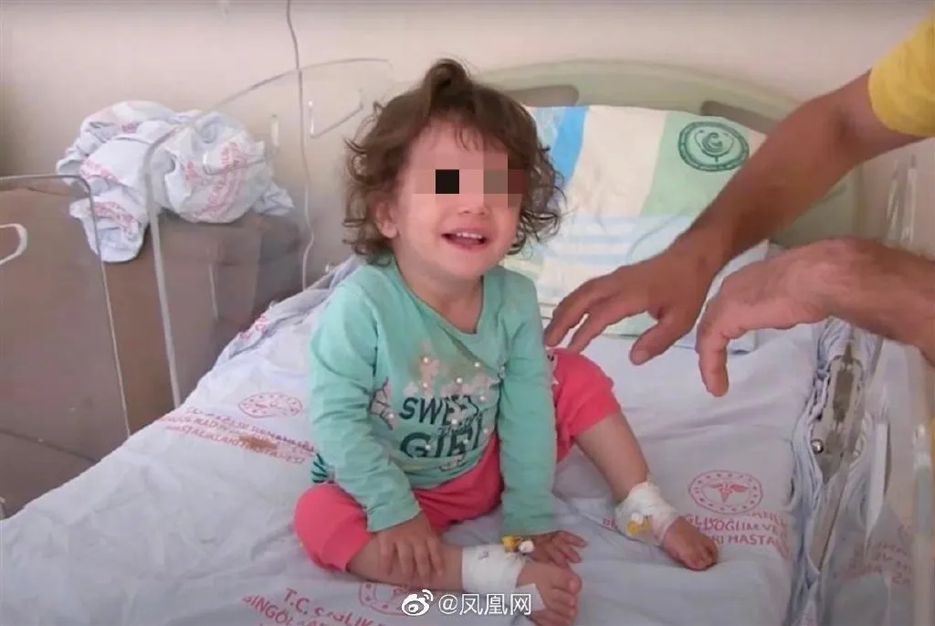 土耳其2岁女童遭蛇咬后咬死蛇  小女孩给蛇咬了