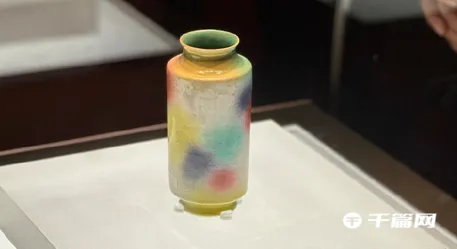 清乾隆时期的桃花洞釉灯笼瓶是什么釉？