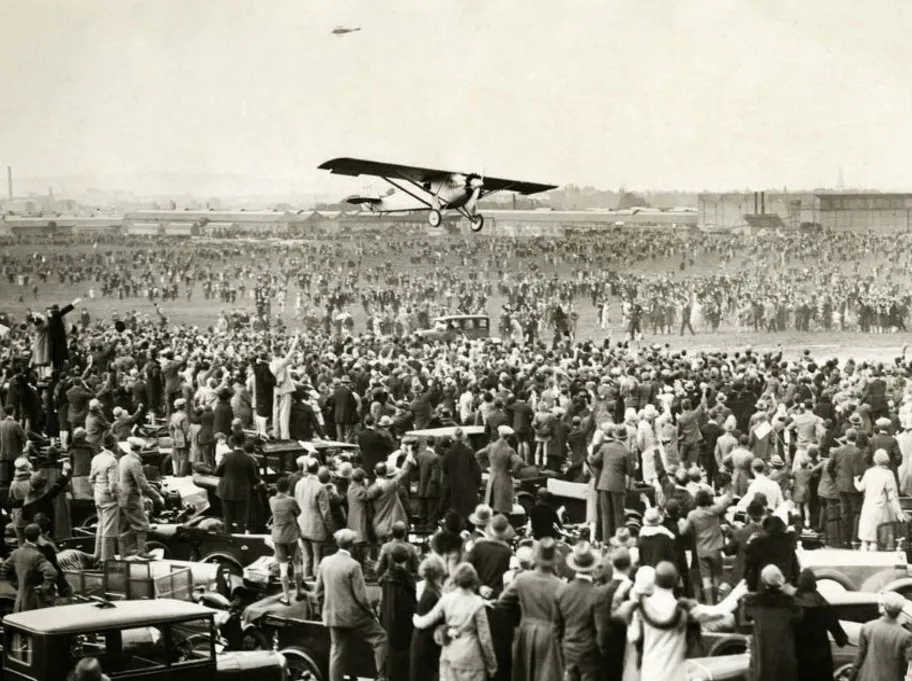 1919年6月14日，人类第一次横越大西洋连续飞行成功