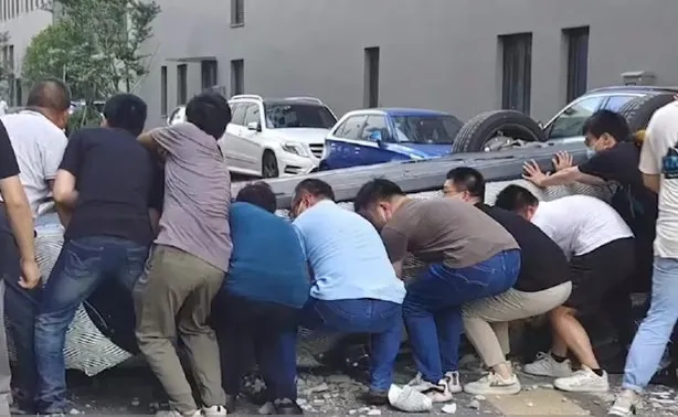 蔚来汽车被曝冲出总部大楼坠落 上海创新港蔚来总部汽车冲出大楼致1人死亡
