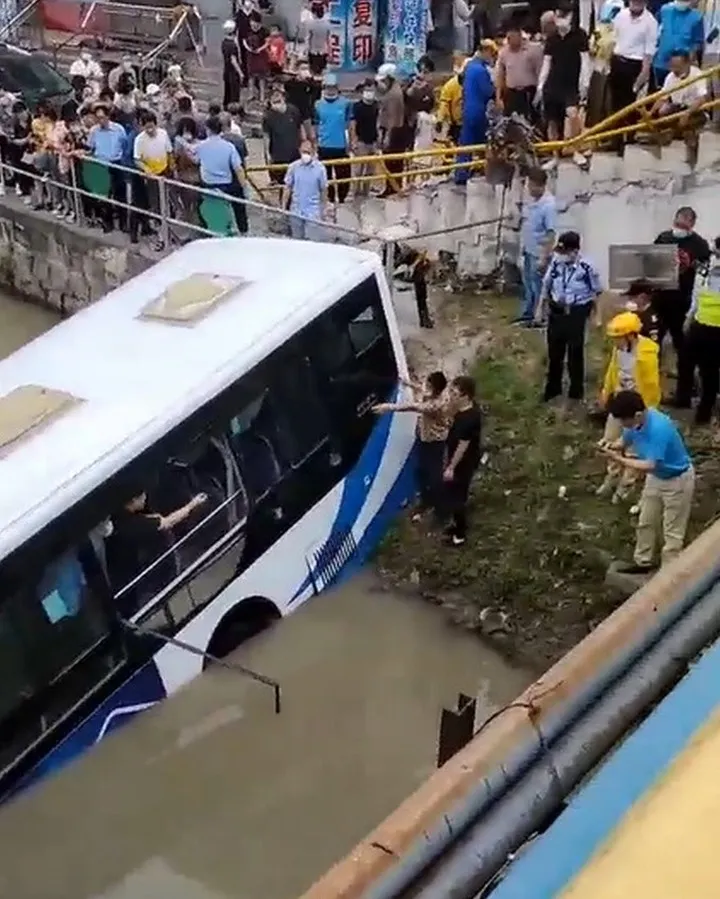 上海警方通报公交车坠河 上海一公交坠河