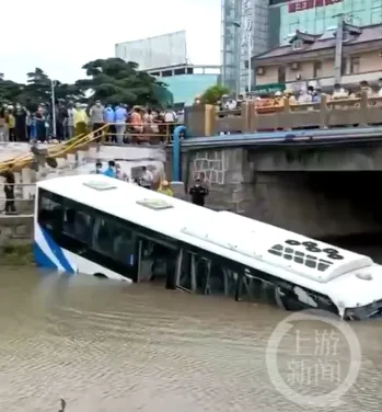 上海坠河公交司机昏迷前让乘客下车 上海浦东警方通报公交车坠河