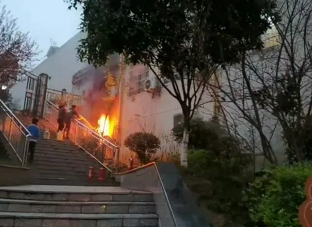 一餐馆2楼起火10多人跳窗逃生 四川康定一餐馆二楼起火,官方:有轻伤无死亡