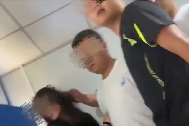 长沙一驾校7个人围殴学员视频 长沙一驾校学员因不合理收费要求退费,遭7名教练围殴