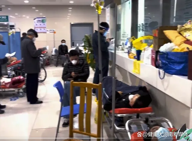 上海急诊实录:病患爆满拆凳子安置 实地探访上海仁济医院