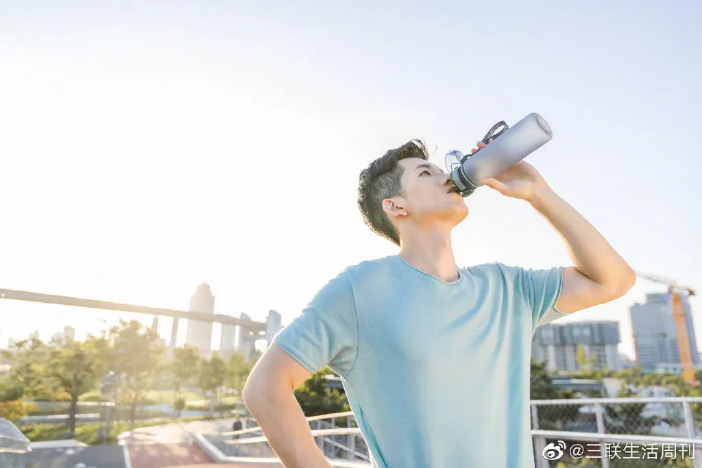 运动暴汗后错误喝水可能导致昏厥 运动前中后分别怎么喝水?