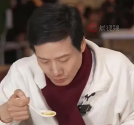 雷军元宵节做&ldquo;吃播&rdquo;破防：五仁汤圆吃出痛苦面具