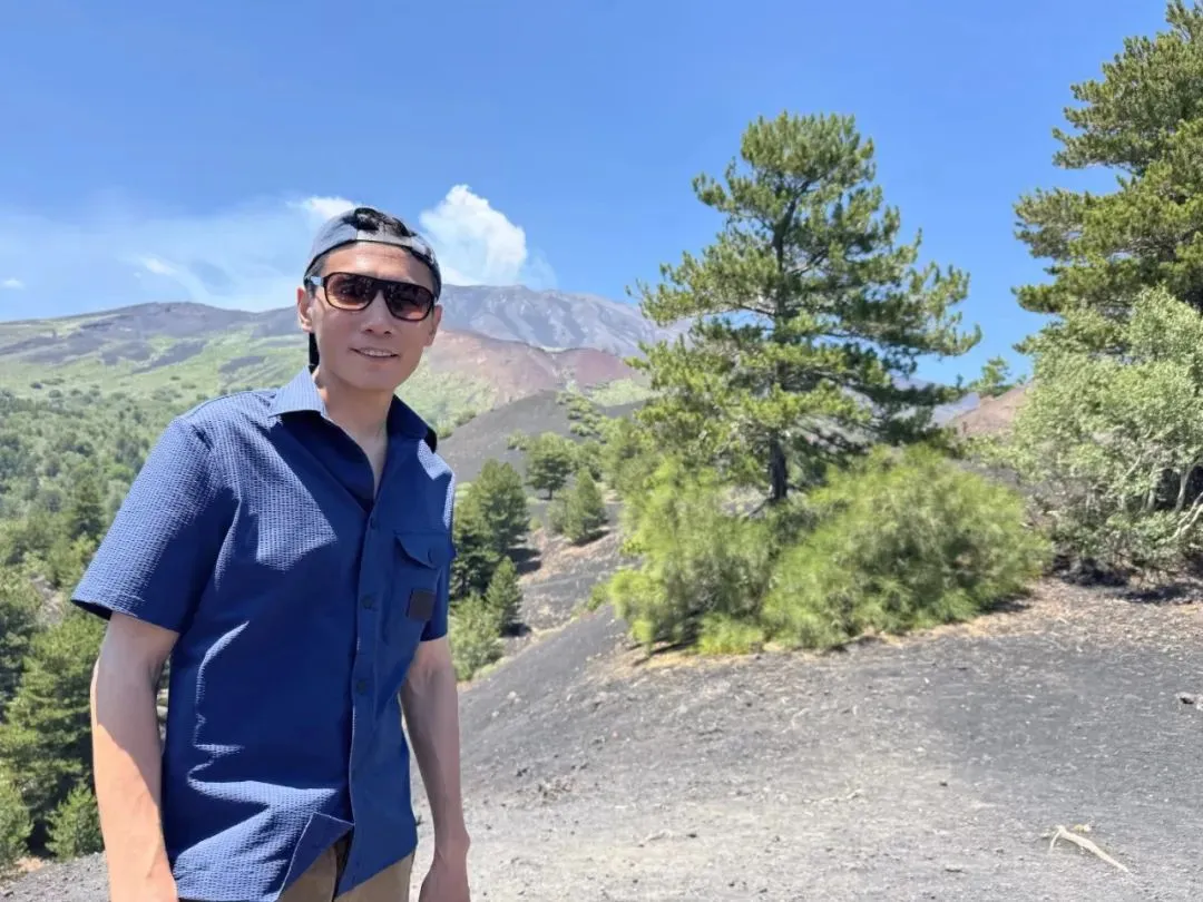 刘烨夫妇带儿女度假 网友：刘烨太瘦了