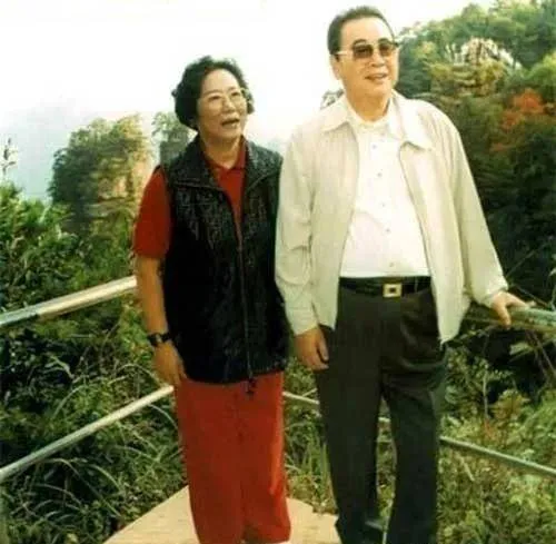 90年代，李鹏和妻子朱琳，外出游玩时，一张罕见的留影，神态悠然