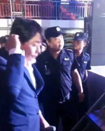 58岁情歌王子现状唏嘘！跑小商演苍老认不出，独自抚养女儿不容易