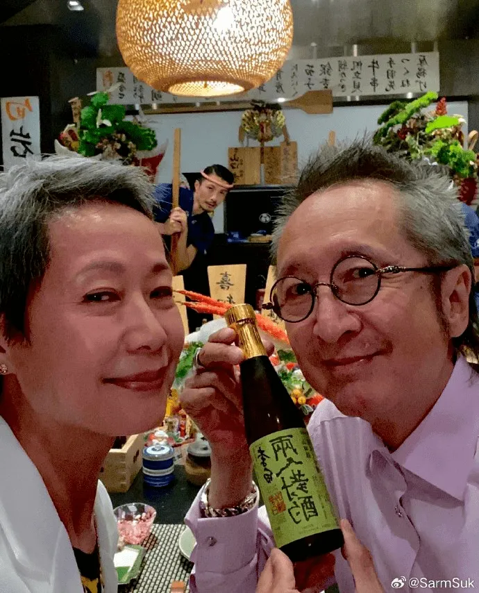 60岁叶童与老公庆祝结婚35周年，二人满头白发，微笑渐有夫妻相