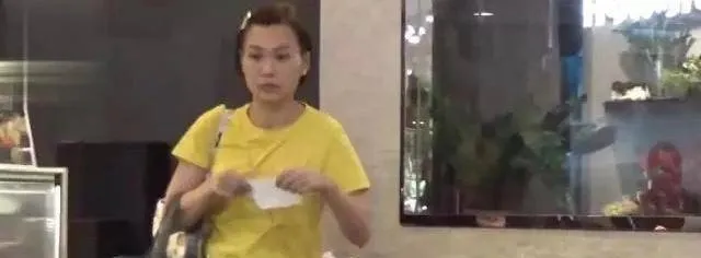 郑中基老婆精心打扮，都没有阿Sa漂亮，笑起来脸上的褶子好多