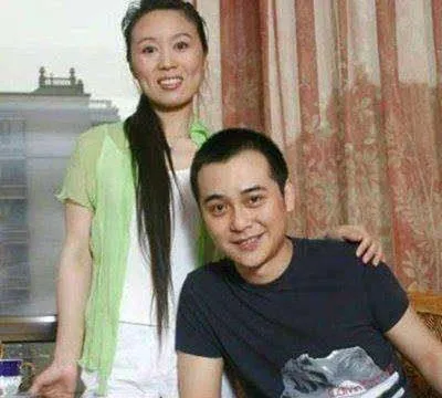 本是一个小演员，娶个可以当妈的女星，14年婚姻幸福。他怎么做到的？