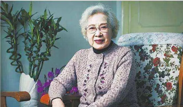 秦怡和儿子的故事，她在儿子死后将20万存款都捐给了汶川灾区