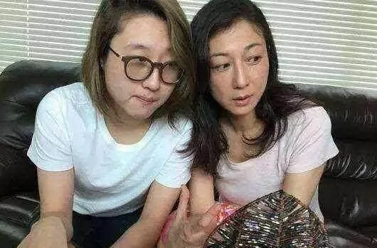 成龙含泪说出不认女儿的原因，亲口承认上百亿财产这样分配！