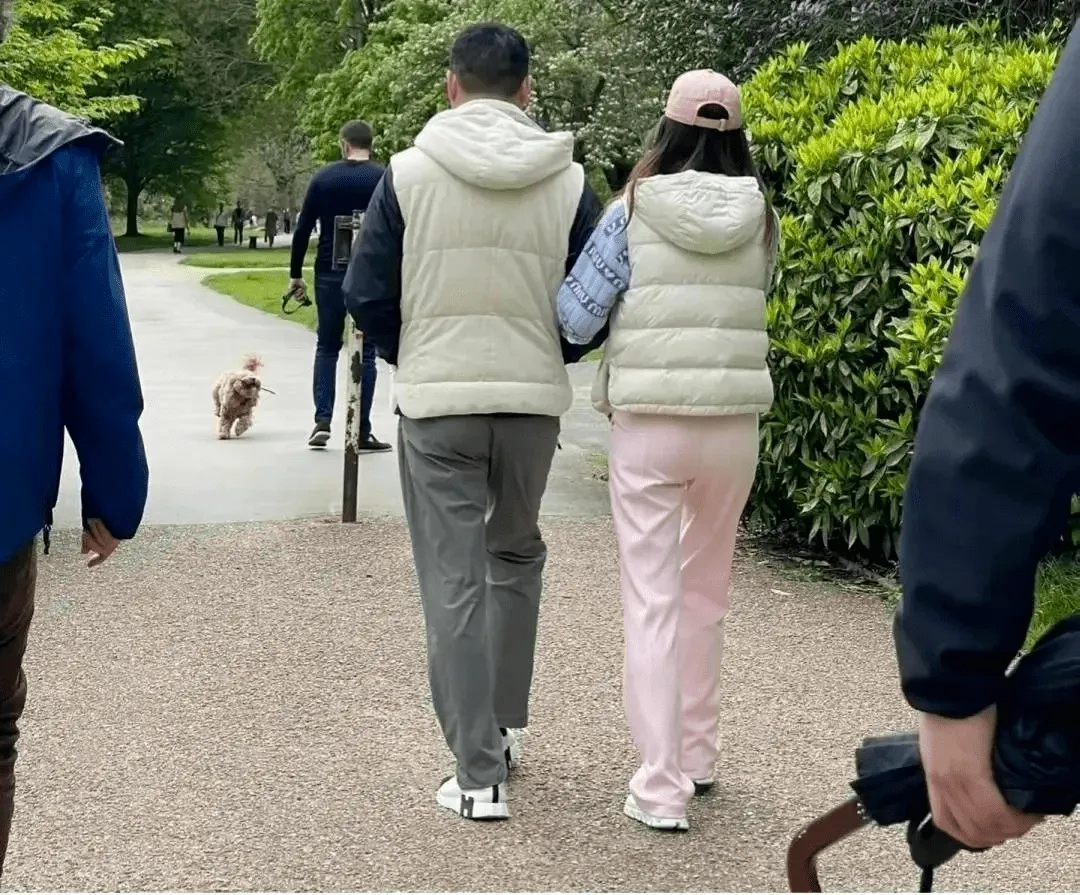 刘强东夫妻在公园散步似父女！一个老态龙钟，一个稚嫩似初中生！