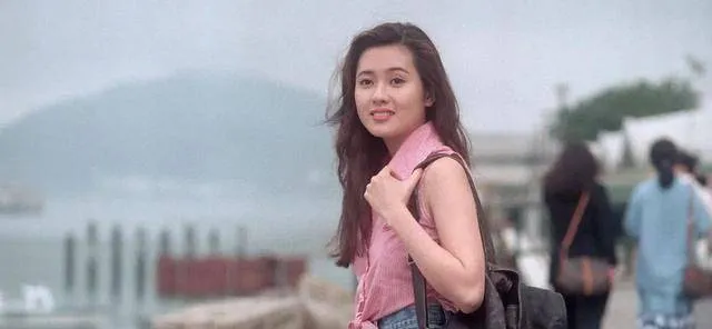 1993年，《蜜桃成熟时》和《爱的精灵》同日上映，李丽珍打李丽珍