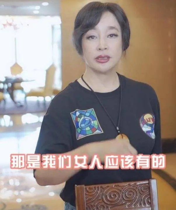 刘晓庆回应耳朵变形，直言女人就是要美丽，背后豪宅惹人瞩目！