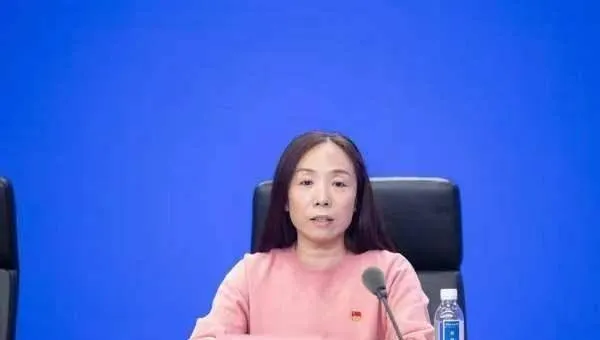 刘红英女儿亲自回应质疑，坦言妈妈不是社区书记，精神快要崩溃了