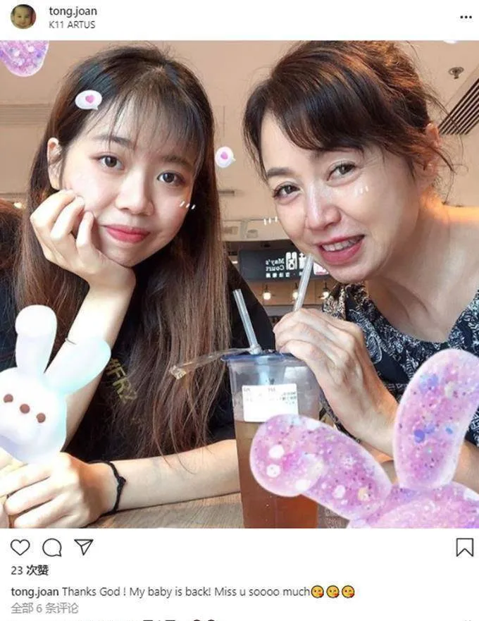 吴毅将妻女逛商场，18岁女儿清纯脱俗，与妈妈同喝一杯饮料太节俭