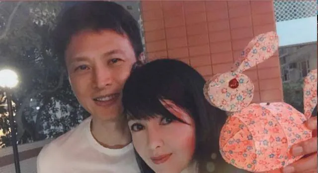 周慧敏老公近况曝光，曾因湿吻门震撼娱乐圈，今把老婆宠成少女