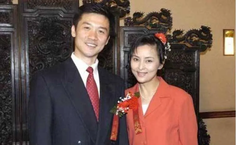 黄志忠前妻何音：带儿子嫁小9岁丈夫，结婚11年幸福美满