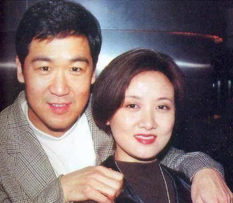 张国立老婆邓婕才是真年轻，60岁仍旧容貌姣好