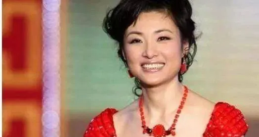 她主持16年电视舞台，俩丈夫身份都不一般，如今女儿让她后悔一生