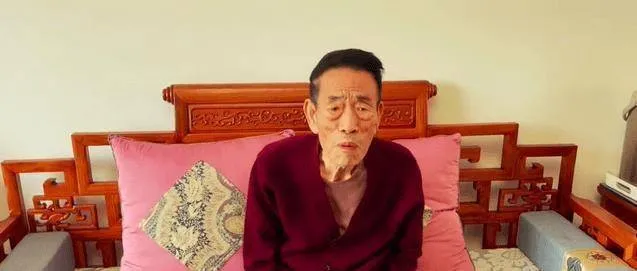 90岁杨少华嘴馋想吃肉！身形佝偻与儿子互动，一脸兴奋大声报菜名