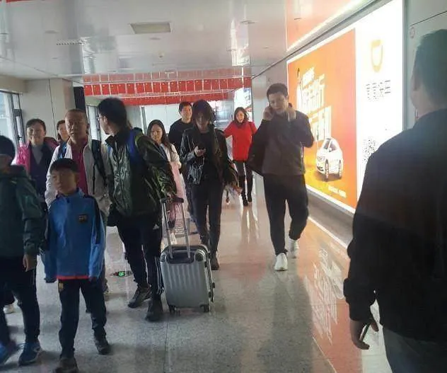 王菲女儿窦靖童独自现身西宁机场，穿皮衣一身黑帅气难挡