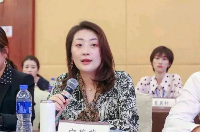 网红向娃哈哈“公主”求婚网友调侃宗馥莉：你不求婚，你要钱