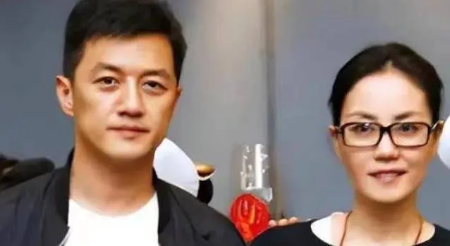 老婆看着像女儿，李亚鹏带小娇妻现身私人聚会，合照暴露年龄差