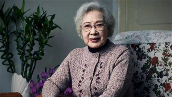 她曾获“人民艺术家”称号，年轻时要养一家11口，98岁仍孤身一人