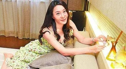 “天王”刘德华两任妻子对比，她赢在20年的等待，她输在时不相逢