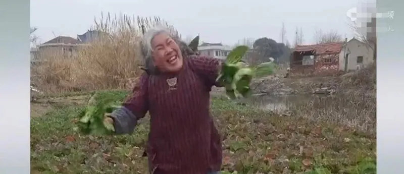 70岁的老大娘玩抖音玩出近三百万粉丝，调皮捣蛋堪称女版周伯通