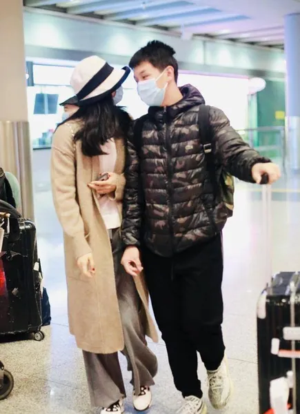 “晴格格”王艳和儿子现身机场，王泓钦帮妈妈拿行李很懂事