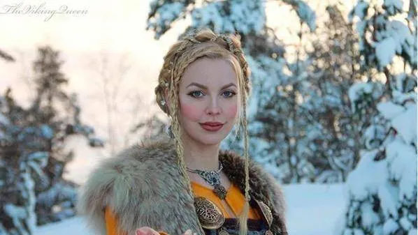 挪威美女歌手自称古代人，穿上古装美轮美奂，宛如仙境走出的女王