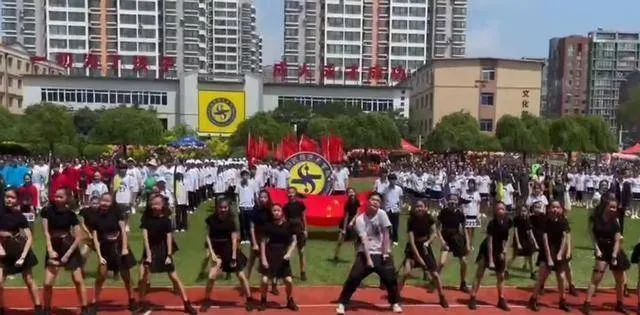 《乡村爱情》谢腾飞，在女生中间热舞，动作灵活毫不怯场