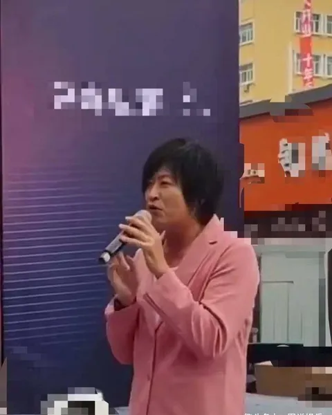 52岁游鸿明现身商演，舞台简陋略显冷清，发型散乱刘海快到眉毛