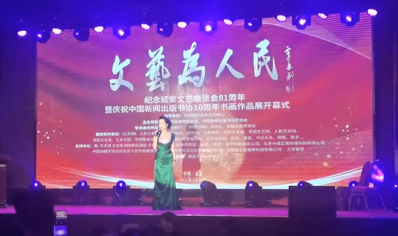 48岁的歌手汤灿复出，接受邀请登台演唱气场强大，穿戴名贵的珠宝身材非常纤瘦