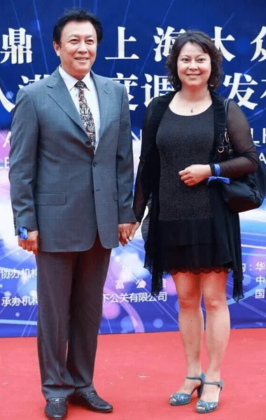 70岁唐国强的二婚妻子原来是她！58岁身材发福难掩美艳，夫妻恩爱20年情比金坚