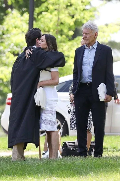 哈里森福特参加儿子的毕业典礼，父子俩长得好像，都是神仙颜值！
