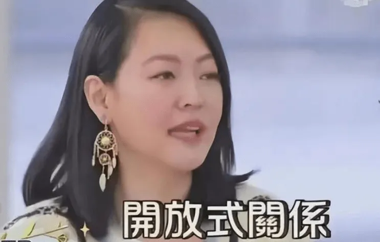 小S老公私生子曝近照，穿限量版童装被接回家，和许老三同框超像