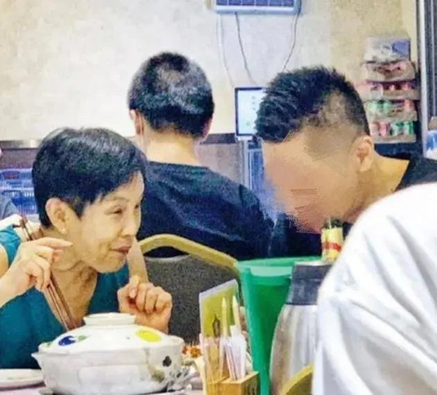 67岁TVB演员李影忘年恋曝光，与小男友甜蜜约会，旁若无人接吻
