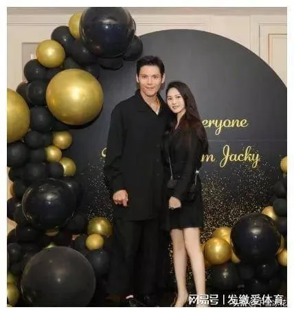 向佐罕见晒全家福！小向太素颜出镜颜值美回巅峰，女儿神似郭碧婷