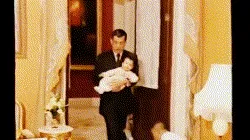 泰王也有柔情面，独自抱着不到一岁的小儿子，教提帮功皇家礼仪！