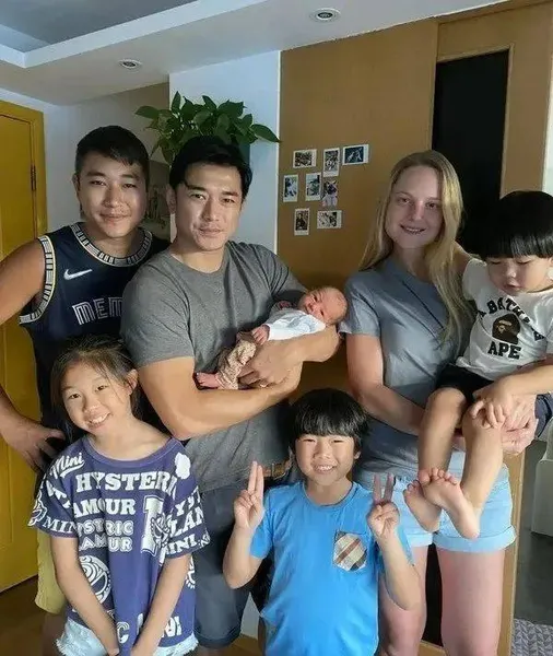 恭喜！37岁TVB男星宣布做爸爸，与妻子诞下混血男婴，婚前曾有一段绯闻恋情